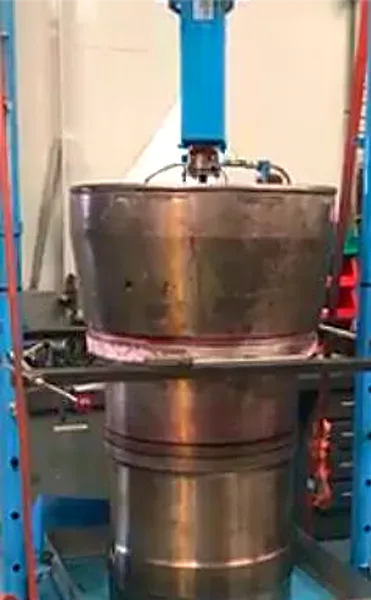 Cylinder liner lifted on hydraulic lifting tool