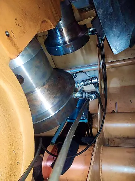 Hydraulic jack set on bearing-cap studs
